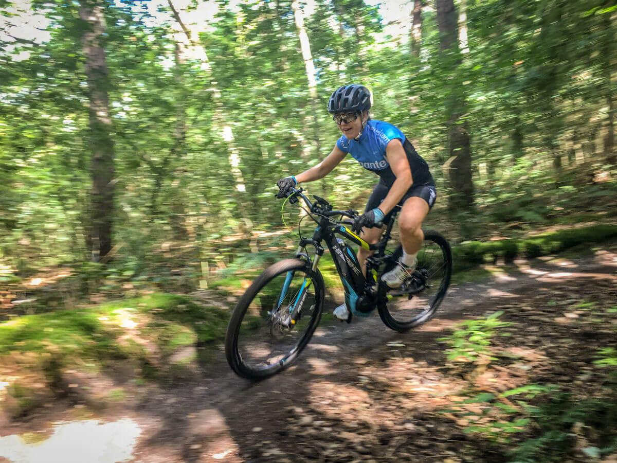 Lachend de kom-bochtjes pakken.