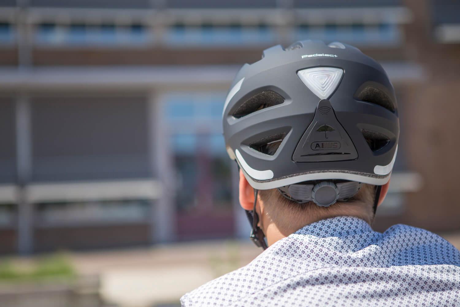 Un casco per bicicletta a pedalata assistita è più basso nella parte posteriore.