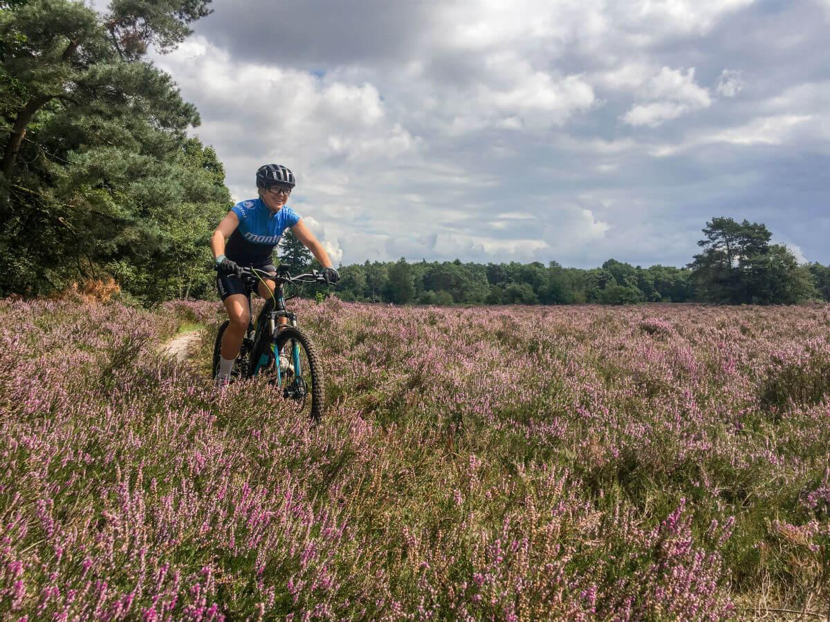 Carly had vanaf de eerst trap al lol in het fietsen op haar Haibike elektrische mountainbike.