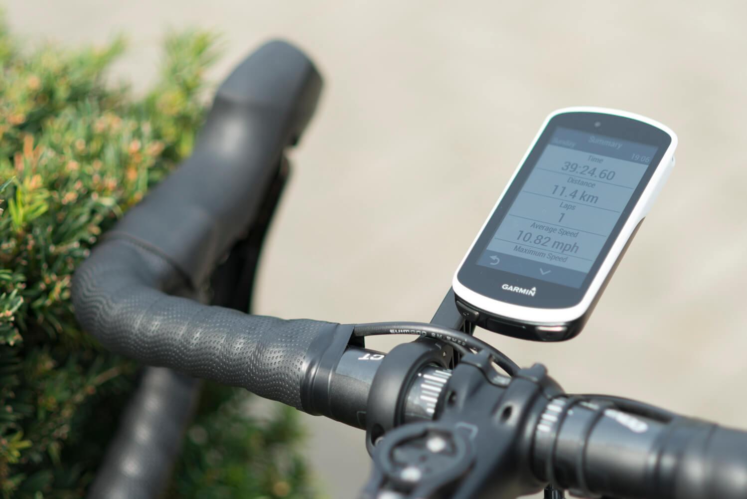 Mit der Garmin In-Line Flush Lenkerhalterung ist dein Garmin Edge 1030 schön gerade in der Lenkermitte positioniert.