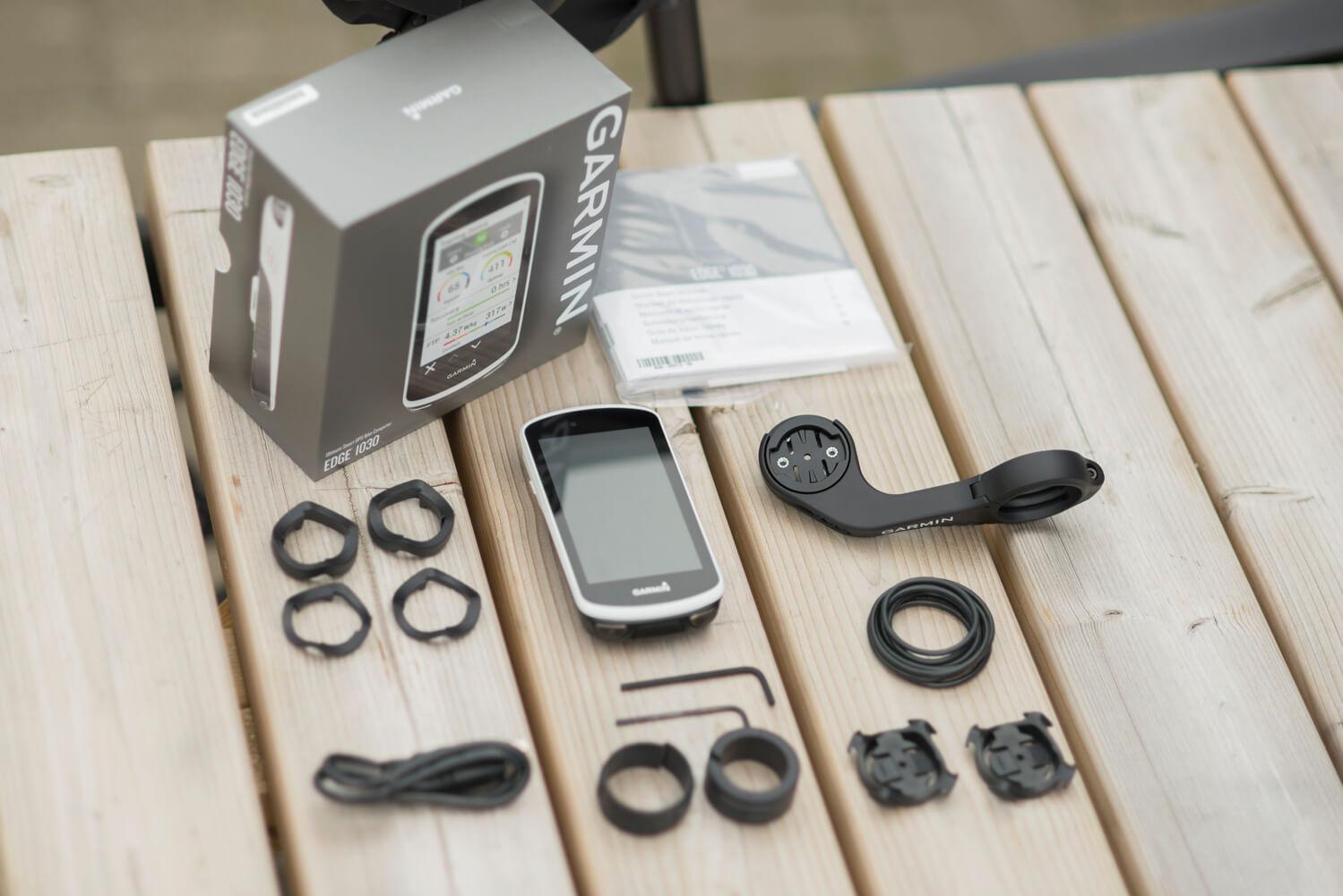 Der Garmin Edge 1030 frisch ausgepackt. Ein Komplettpaket.