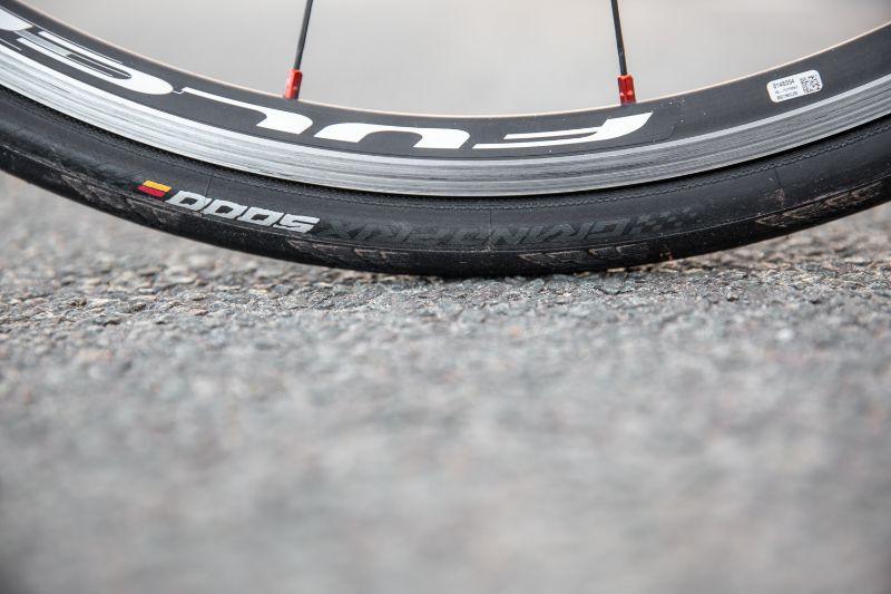 De tijd van 8 bar of meer in je racefietsbanden hebben we al een tijdje achter ons gelaten.