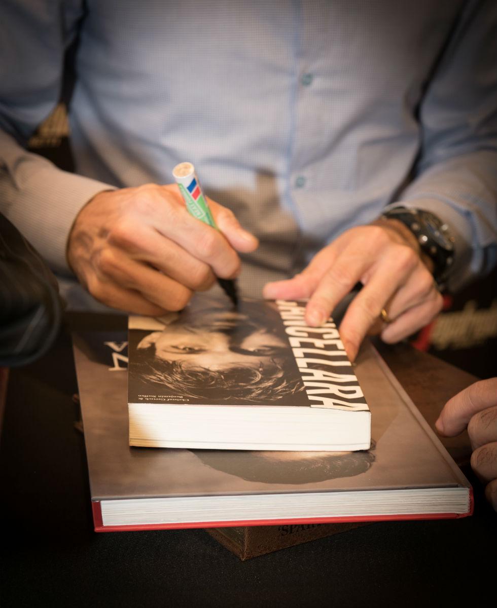 Fabian signeert zijn boek