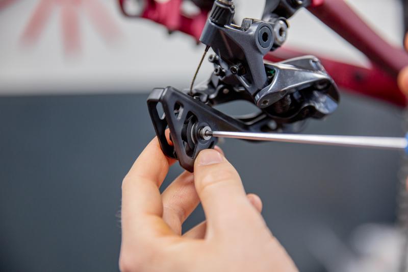 Tighten the jockey wheels with the correct screws in the correct direction of rotation.