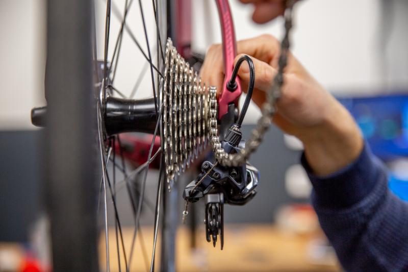 Puis remettez la chaîne sur la cassette et le dérailleur.